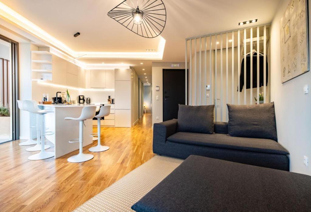 Upscale Luxury Living In Acropolis By Neuvel Apartment Athena Bagian luar foto